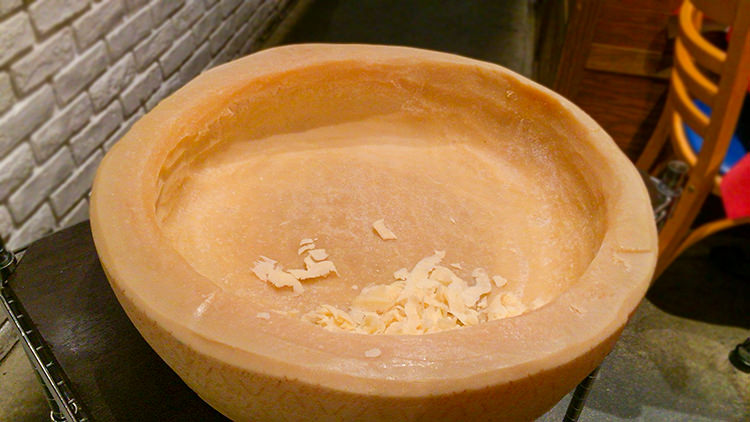 ボナペティートパパのグラナバダーノチーズを器に、中に出来たてのリゾットを混ぜ合わせる