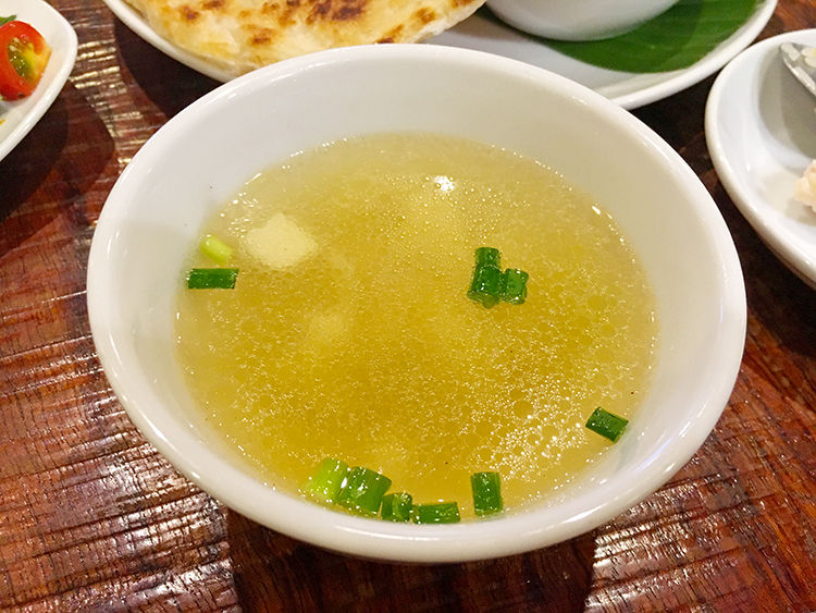 「海南チキンライスMu-Hung（夢飯）」のスープ