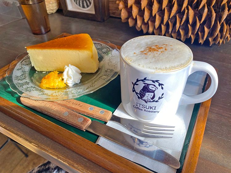 ITSUKI Coffee Roasteryのチーズケーキとカプチーノ