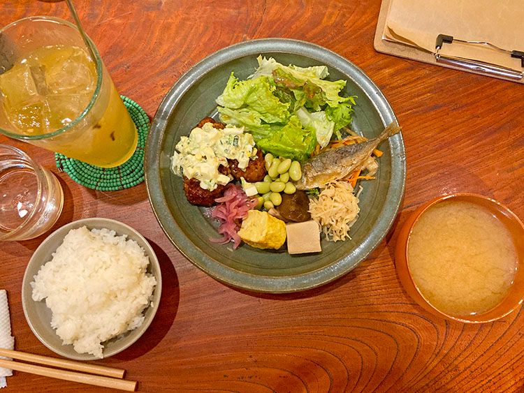 シフク食堂のブロッコリータルタルのチキン南蛮とたっぷり副菜の定食