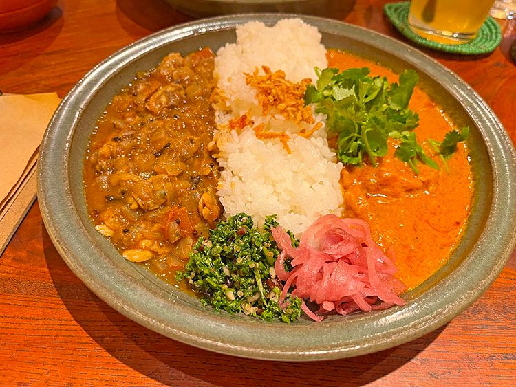 シフク食堂のカレー2種あいがけ