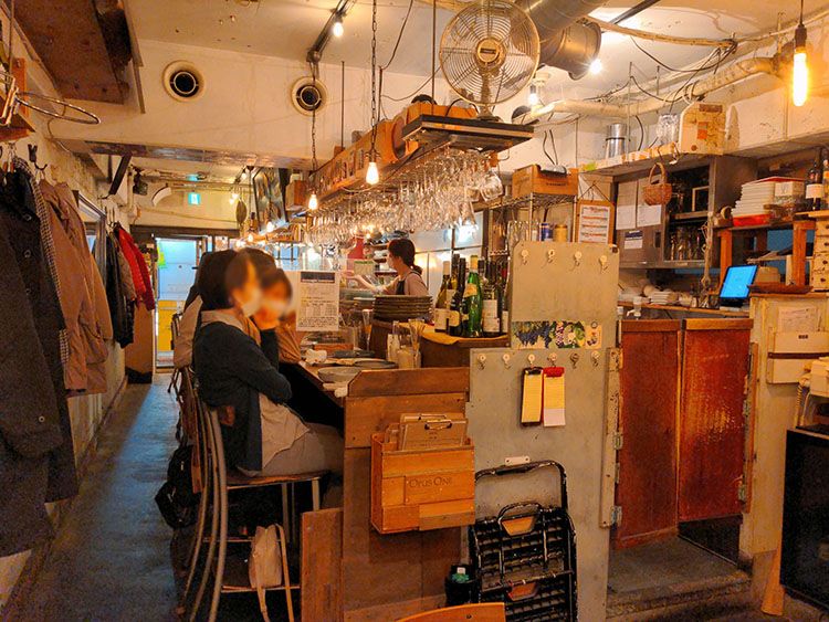 「ワイン＆タパス チル」の店内