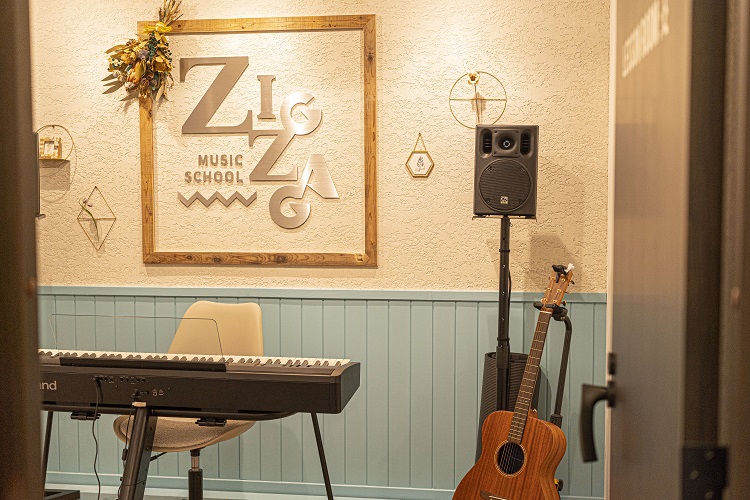 「ZIGZAG MUSIC SCHOOL」のレッスン室