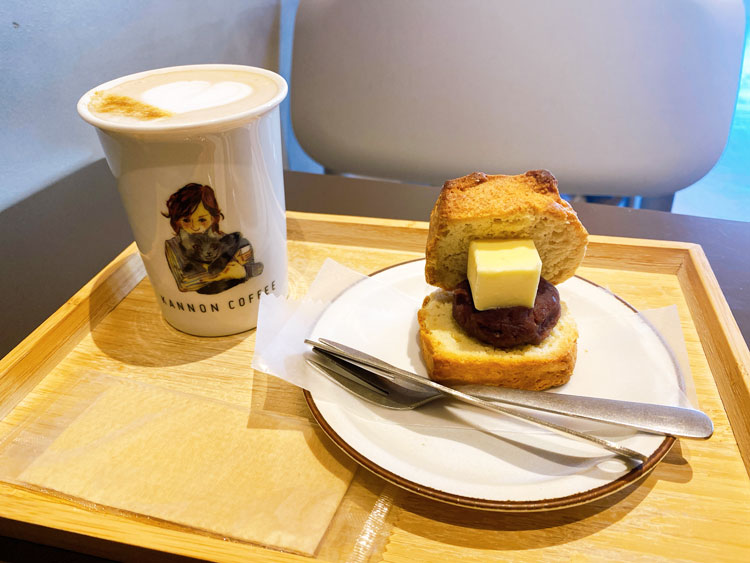 「KANNON COFFEE」のあんことバターのスコーンサンド、ほうじ茶黒蜜ラテ（ホット）