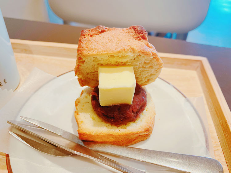 「KANNON COFFEE」のあんことバターのスコーンサンド