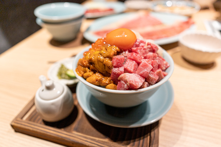 焼肉みゆき苑の雲丹（うに）とイクラの肉海鮮丼