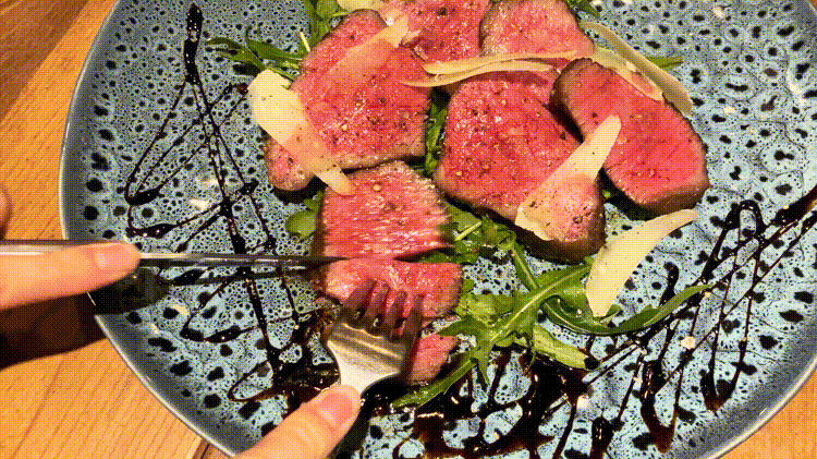 「阿佐ヶ谷のイタリア料理 ガッターロ」の黒毛和牛極上赤身肉のグリルGIF