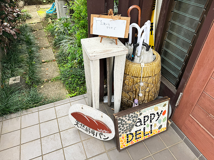 「happyDELI 宿町287 Cafe」の玄関前