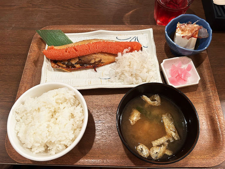 「食堂居酒屋どいちゃん本店」のさばの明太子漬け焼き定食