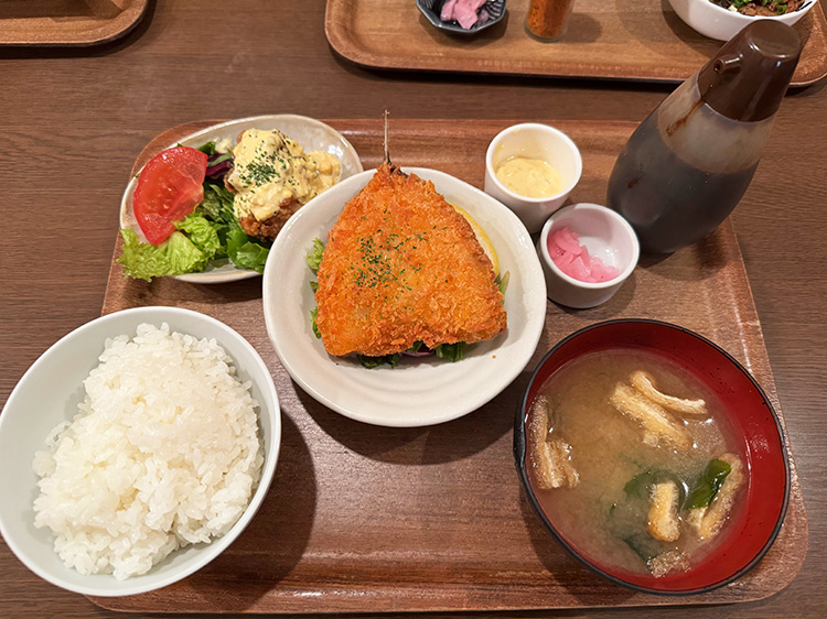 「食堂居酒屋どいちゃん本店」の二種盛アジフライ＆チキン南蛮風