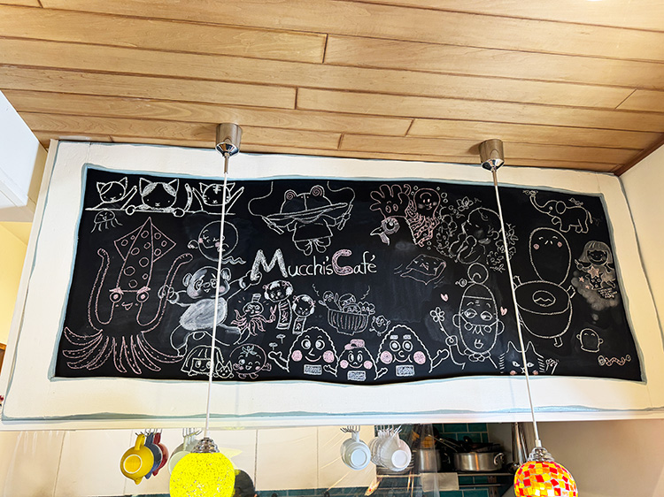 「ムッチーズカフェ」の黒板
