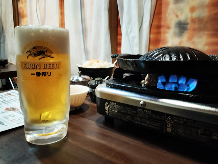 「酔ってけ羊」のビールと鉄板