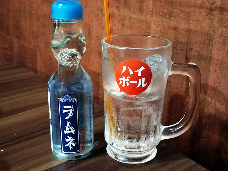 「酔ってけ羊」のラムネサワー