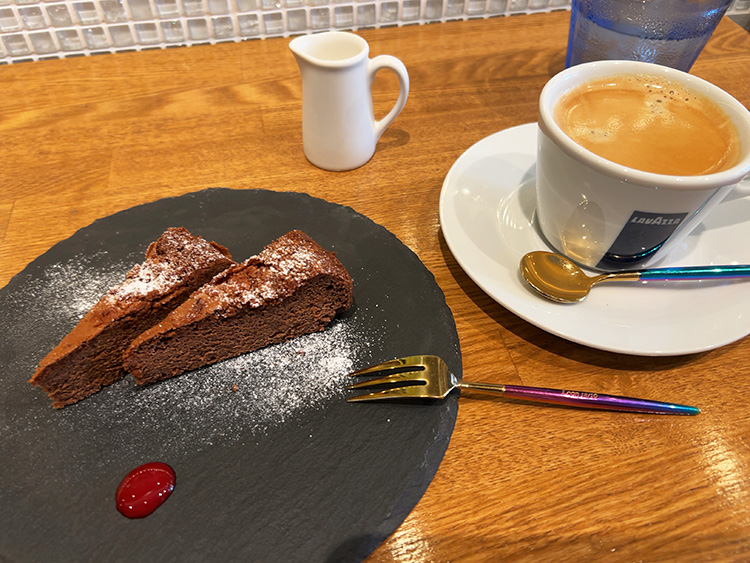 「CETARA di Daisuke」のコーヒーとチョコケーキ