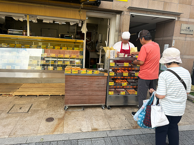 「肉のアンデス」の総菜売り場