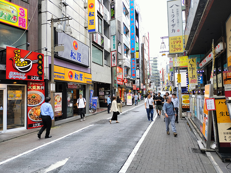 吉祥寺駅を出た通り