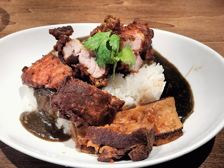 「チーナテリア ハナヤ」の台湾カツカレーと角煮