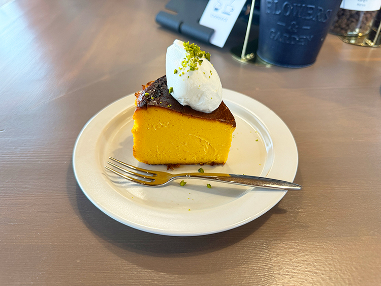 「connect coffee ＆ bake」カボチャのバスクチーズケーキ