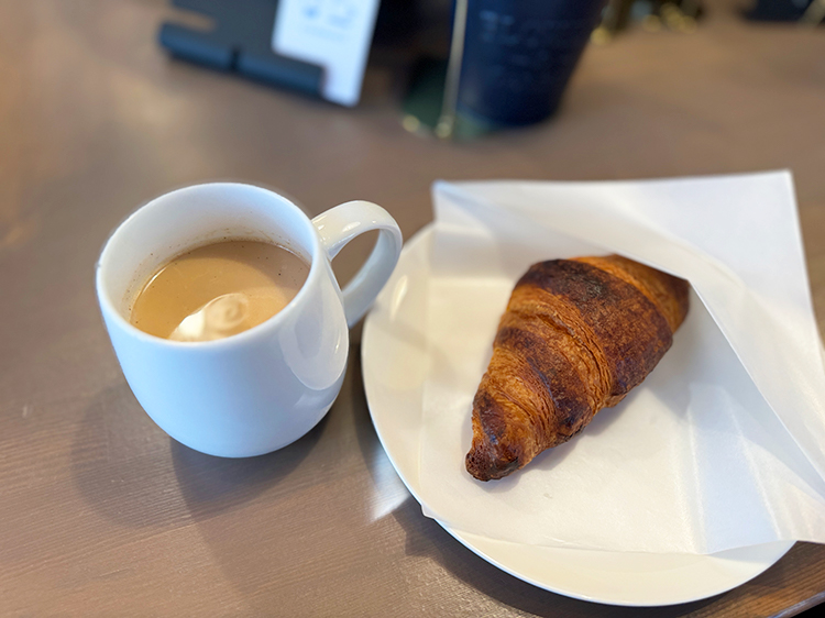 「connect coffee ＆ bake」クロワッサン、チャイ