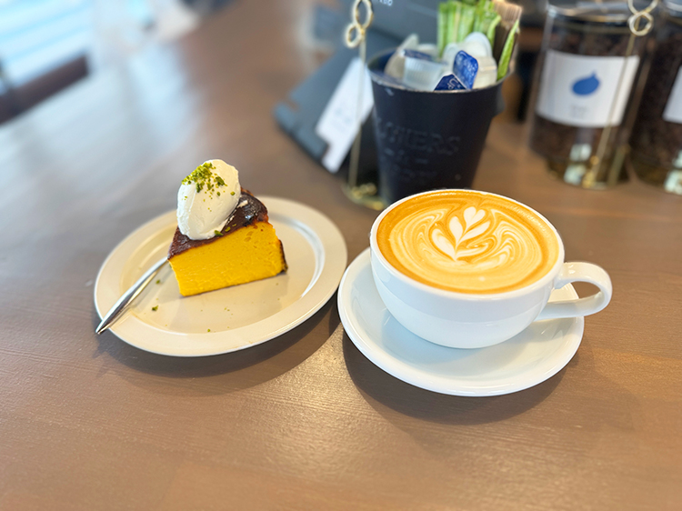 「connect coffee ＆ bake」カボチャのバスクチーズケーキ、ラテ