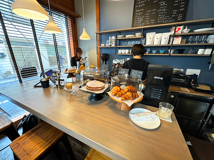 「connect coffee ＆ bake」店内2