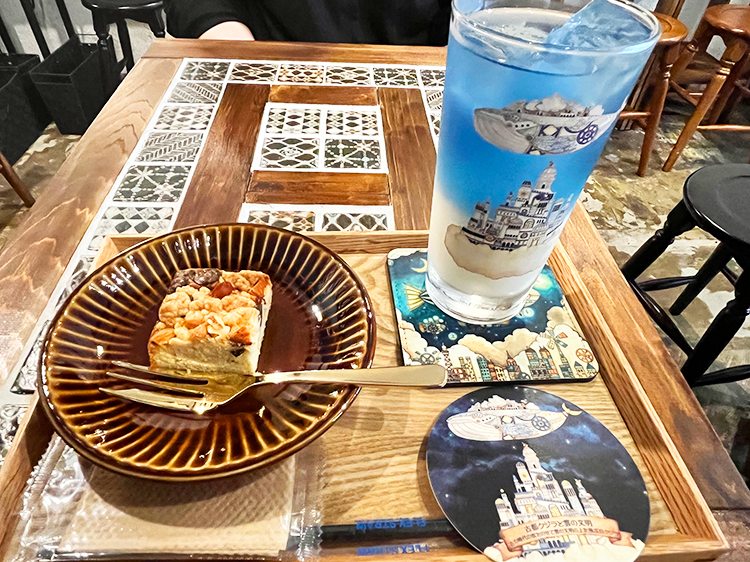 「空想街カフェ　空飛ぶ魚」雲の文明ティー（ICE）とおかしのいえのミッシュマッシュ