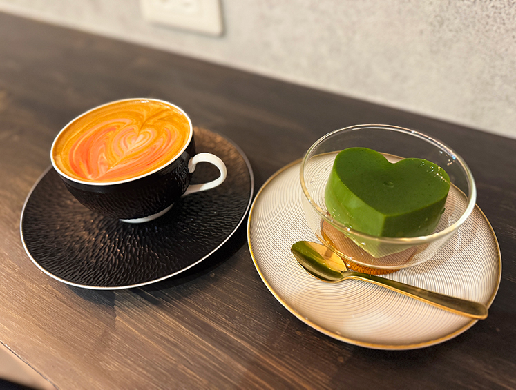 「01COFFEE」スペシャルラテ、プディング