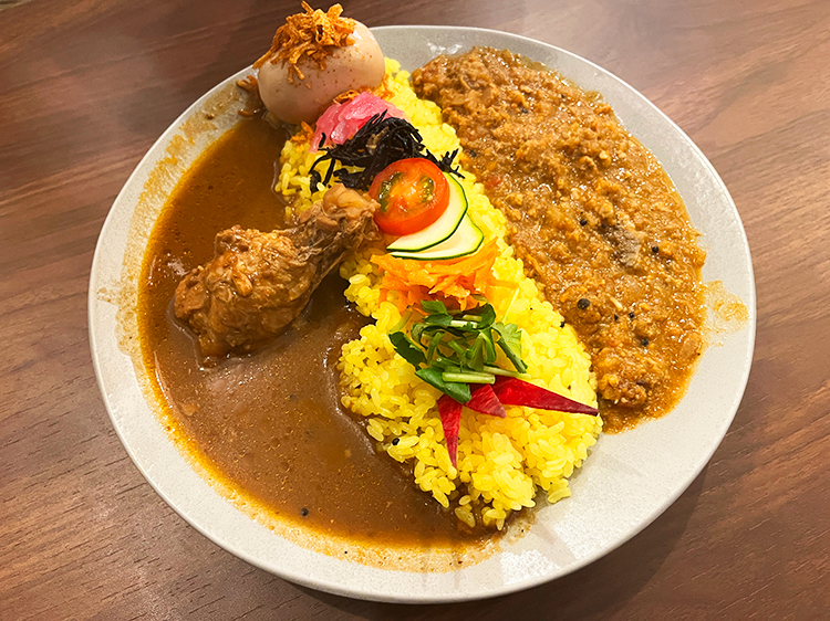 「Spices Curry Synergy 中野店」週替わり合掛けカレー