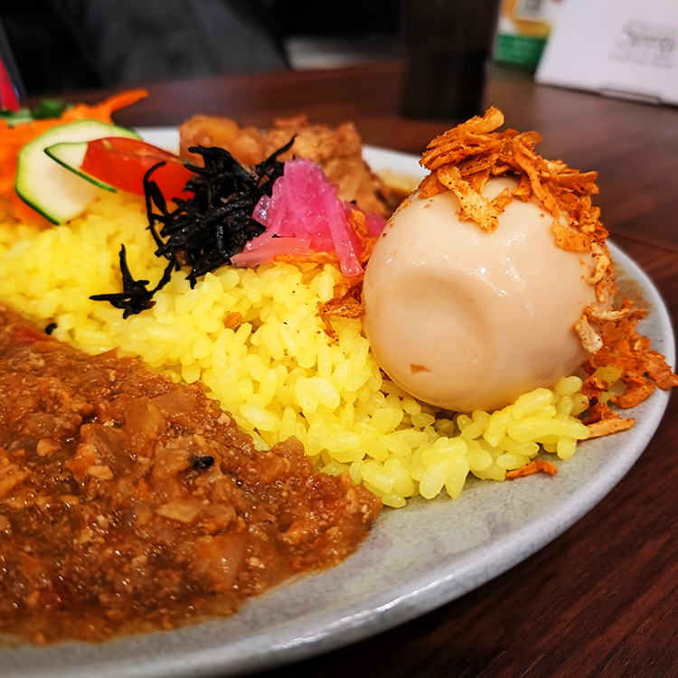 「Spices Curry Synergy 中野店」スパイス卵