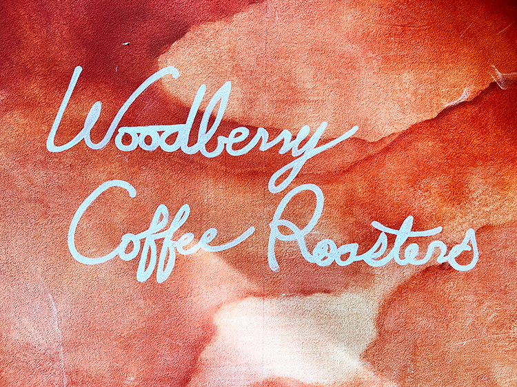 「WOODBERRY COFFEE 荻窪店」壁のロゴ